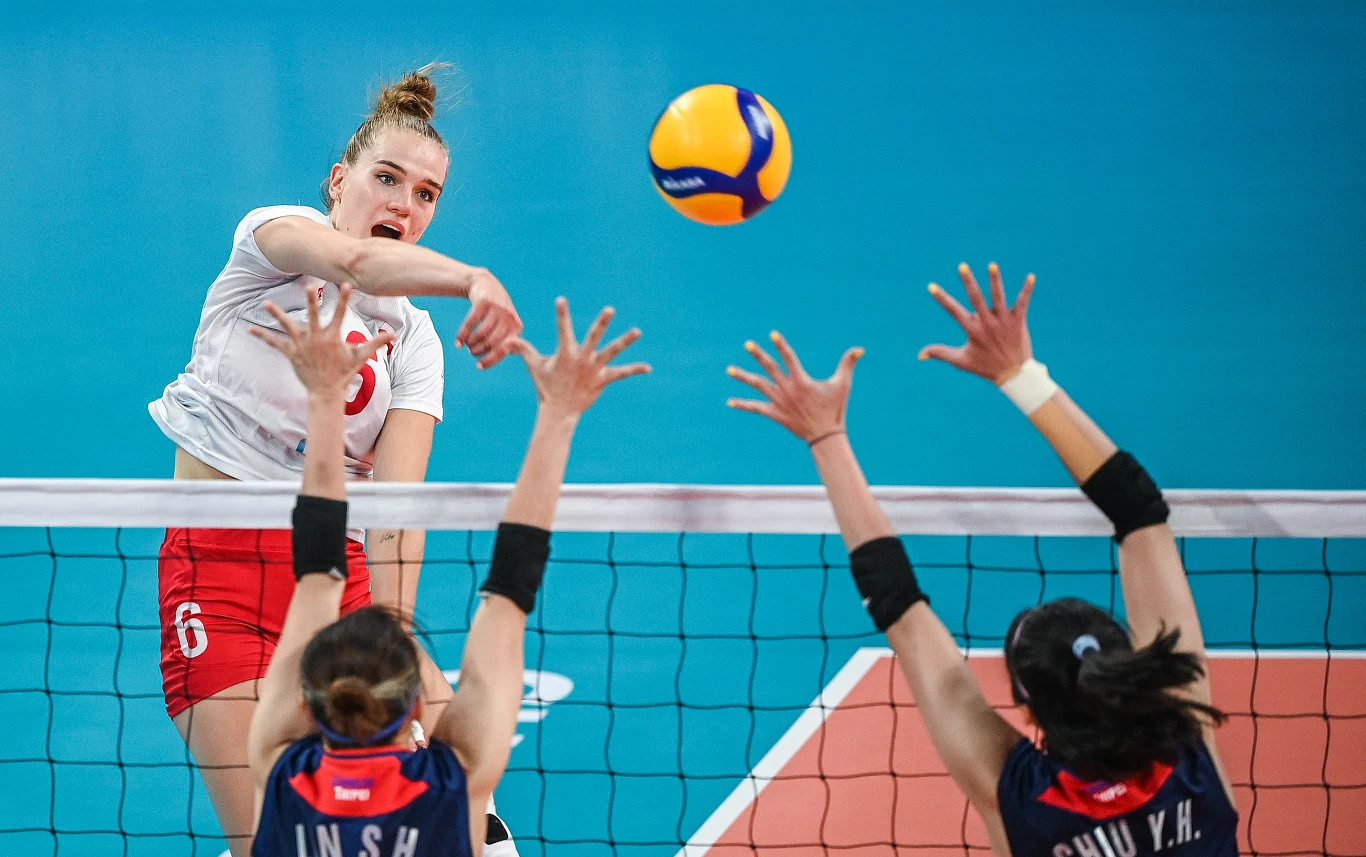 Atakuje Aleksandra Rasińska podczas turnieju siatkówki na Letniej Uniwersjadzie