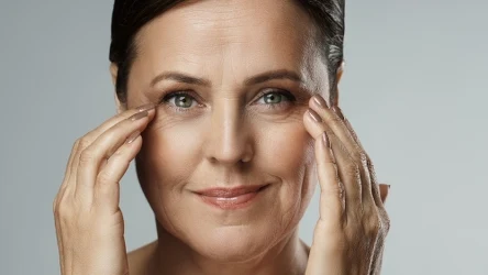 Zmarszczki pojawiają się wraz z wiekiem i są naturalnym procesem starzenia się skóry. Można jednak zredukować je naturalnymi produktami. 