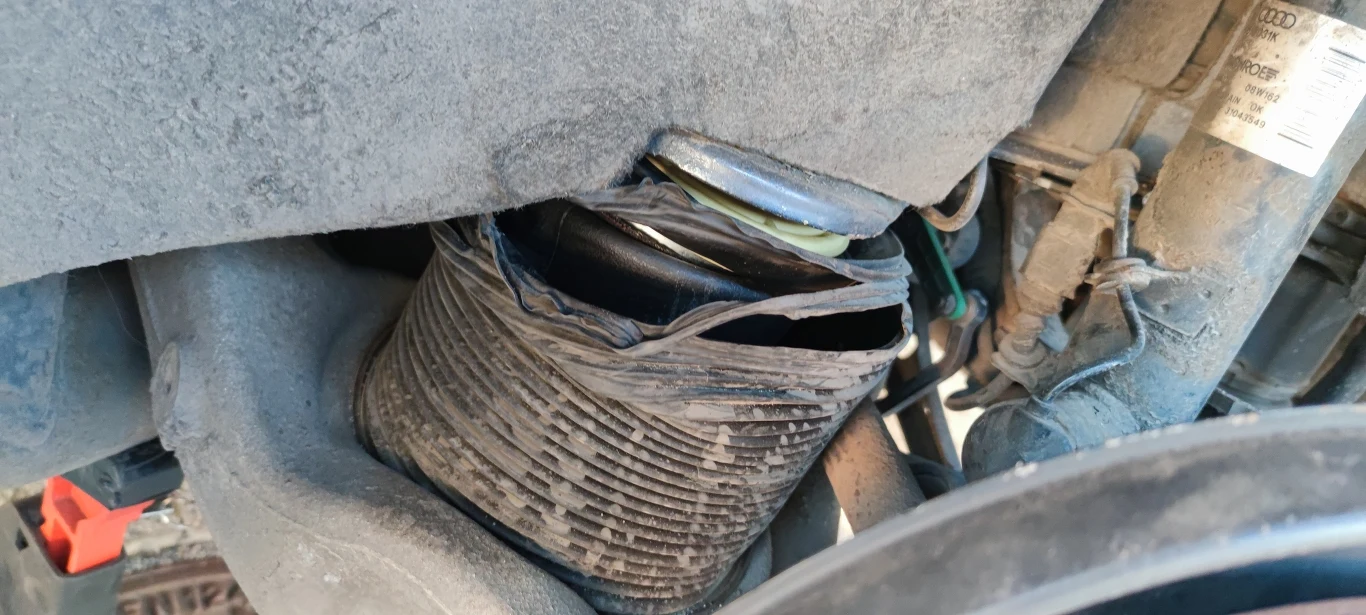 Rozerwana poduszka zawieszenia pneumatycznego powoduje natychmiastowe opadnięcie na zawieszeniu i uniemożliwia dalszą jazdę.