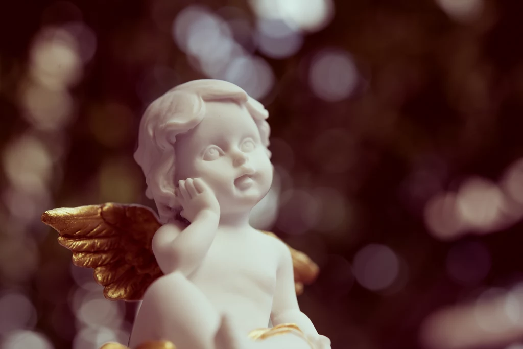 Umieść w mieszkaniu figurkę anioła. Pozytywna energia wypełni twoje życie