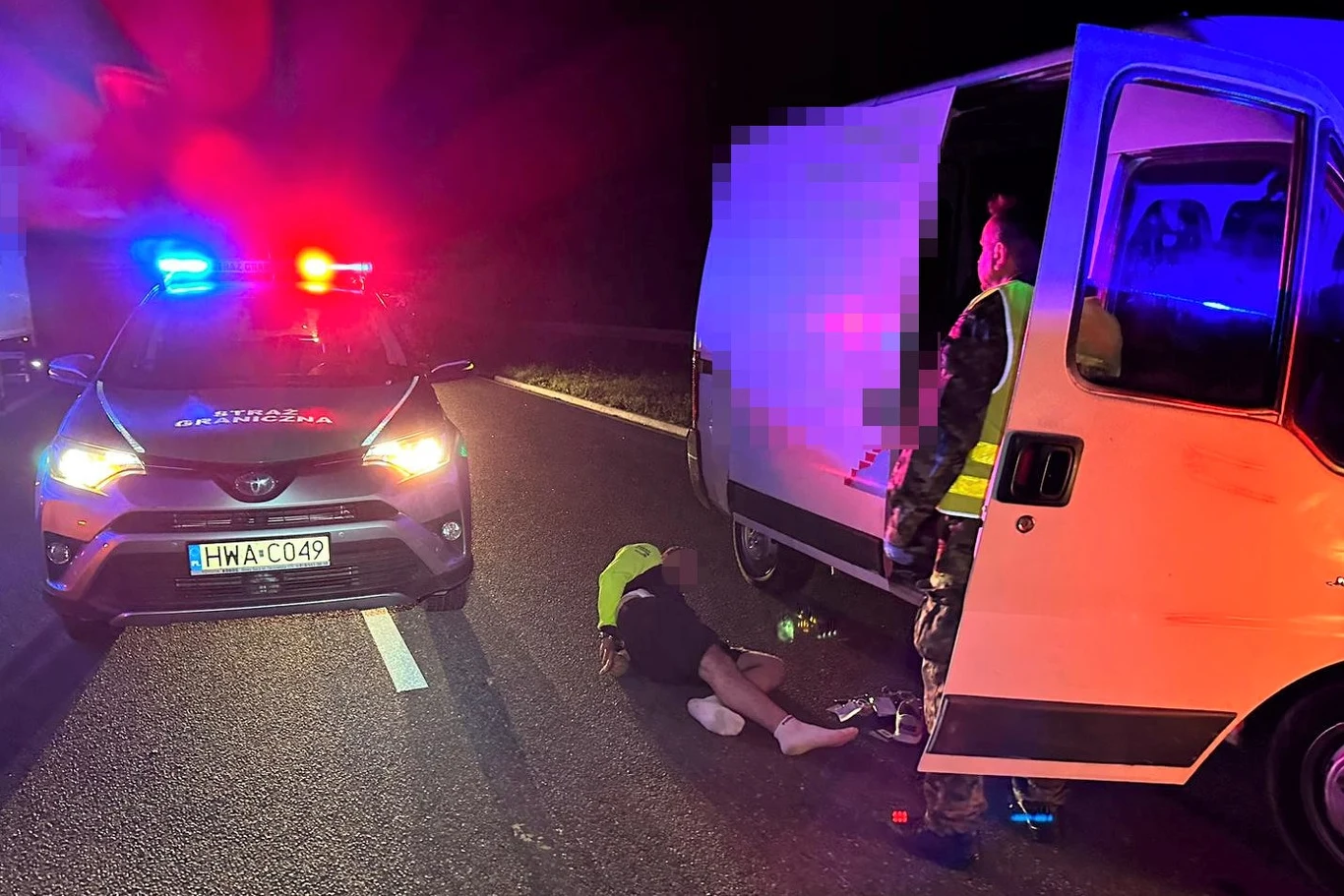 Strażnicy zatrzymali kierowcę, który pilotował busa z migrantami