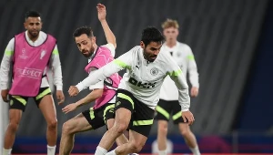 Ilkay Gündogan (na pierwszym planie) już jest w Barcelonie, ale czy zagra w niej Bernardo Silva?