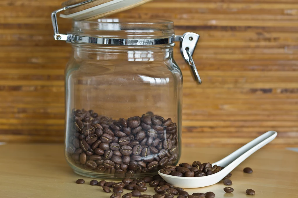 Szkalny pojemnik do przechowywania kawy powinien być wykonany z ciemnego szkła