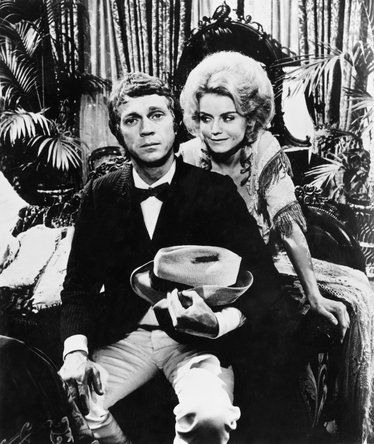 Steve McQueen i Sharon Farrell w filmie "Koniokrady" Steve McQueen i Sharon Farrell w filmie "Koniokrady"