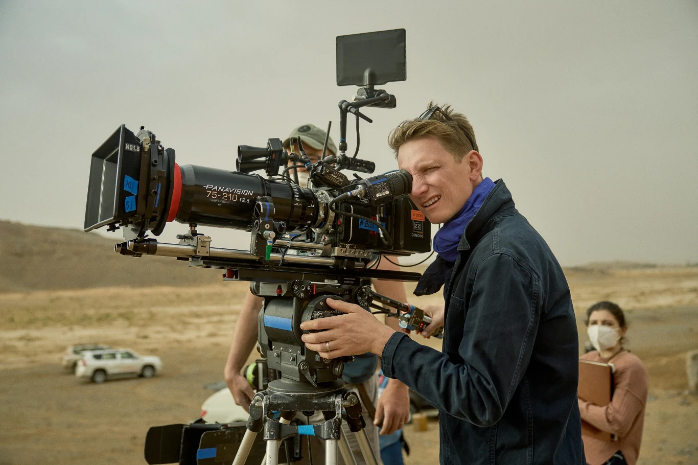 Tom Harper na planie filmu "Misja Stone"