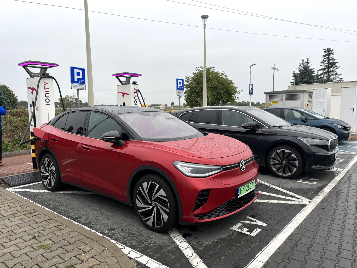 Volkswagen prosi klientów, którzy posiadają auta objęte kampanią serwisową o unikanie ładowania z dużą mocą Usługa "Plug & Charge" działa już m.in na stacjach Ionity