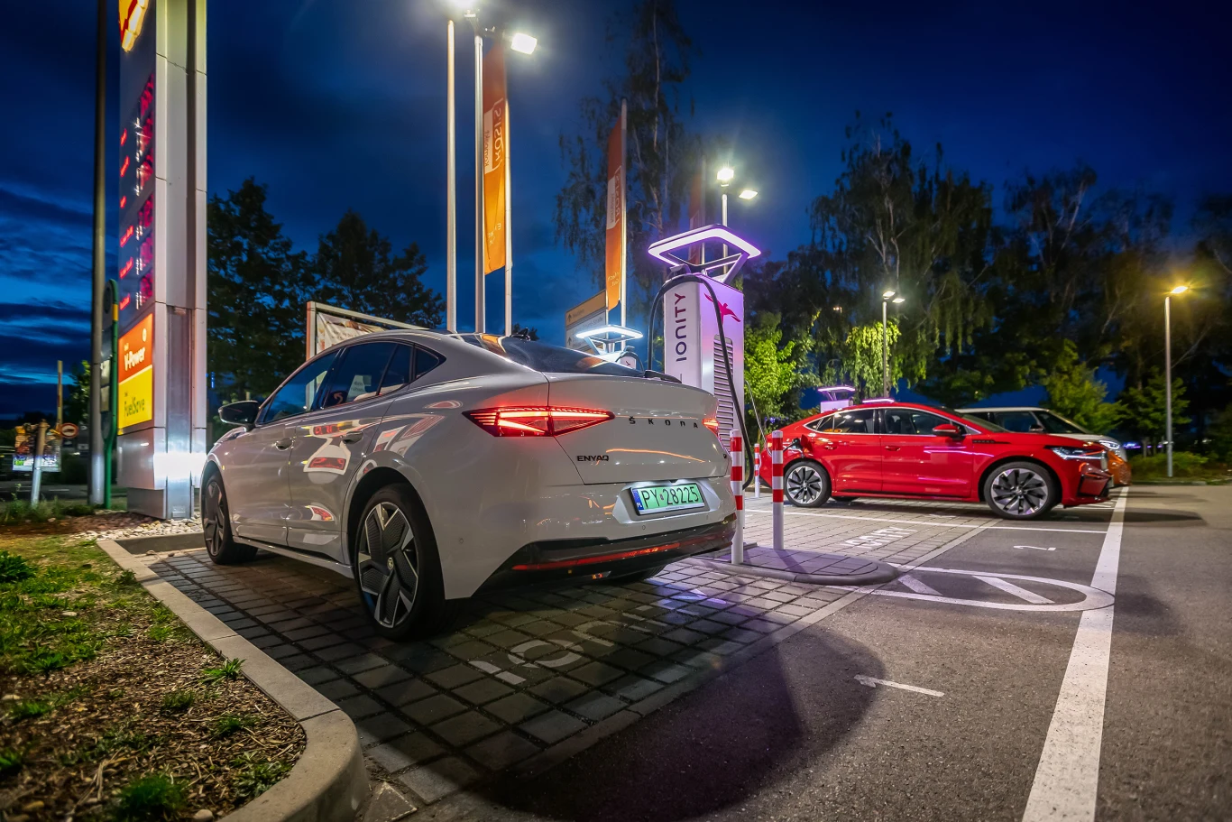 Korzystanie z samochodu elektrycznego niesie ze sobą wiele zalet.