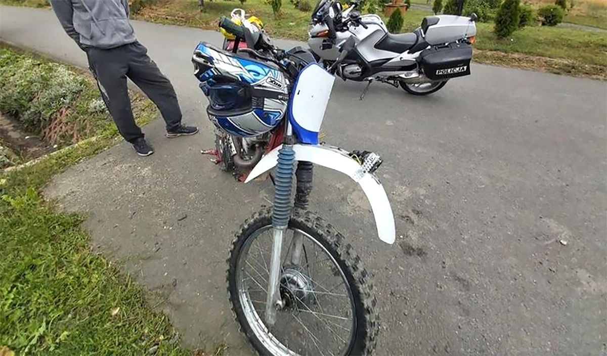 Miał cofnięte uprawnienia i trzy zakazy. Mimo to wsiadł na motocykl Miał cofnięte uprawnienia i trzy zakazy. Mimo to wsiadł na motocykl