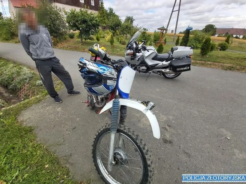 Miał cofnięte uprawnienia i trzy zakazy. Mimo to wsiadł na motocykl Miał cofnięte uprawnienia i trzy zakazy. Mimo to wsiadł na motocykl