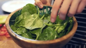 Nie wylewaj wody po gotowaniu szpinaku. Zdziwisz się, do czego można ją wykorzystać