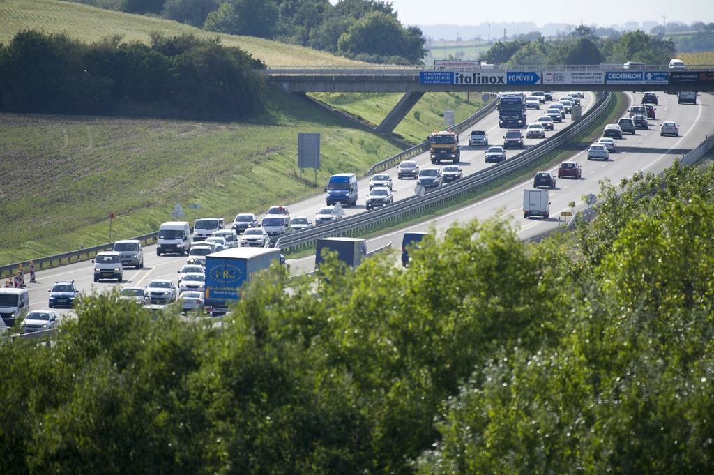 Czeska autostrada D1, na którą wjeżdża się po przekroczeniu granicy w Gorzyczkach, niedaleko Ostrawy. Przed wjazdem należy wykupić winietę, inaczej grozi nam mandat Czeska autostrada D1, na którą wjeżdża się po przekroczeniu granicy w Gorzyczkach, niedaleko Ostrawy. Przed wjazdem należy wykupić winietę, inaczej grozi nam mandat