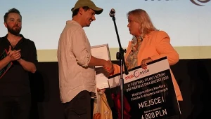 Michał Toczek odbiera Główną Nagrodę, fot. BNP Paribas Dwa Brzegi