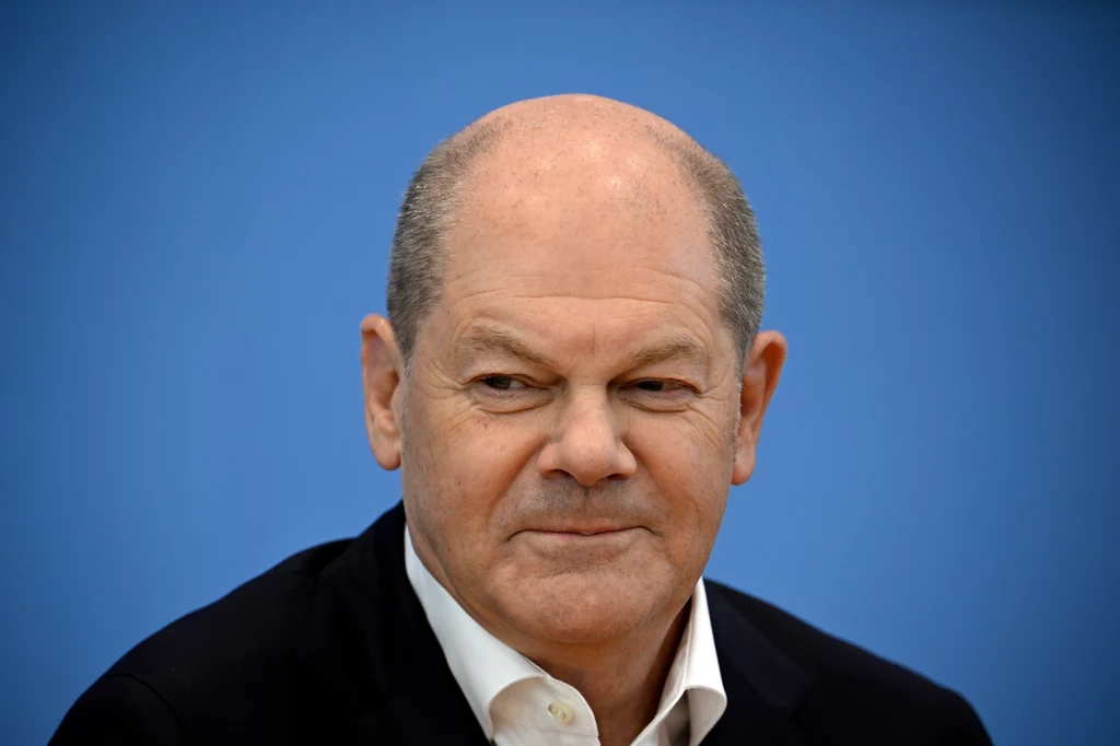 Die Welt podkreśla, że kanclerz Niemiec Olaf Scholz ciągle przypomina o wielkiej pomocy dla Ukrainy, jakby już miała do niej dotrzeć