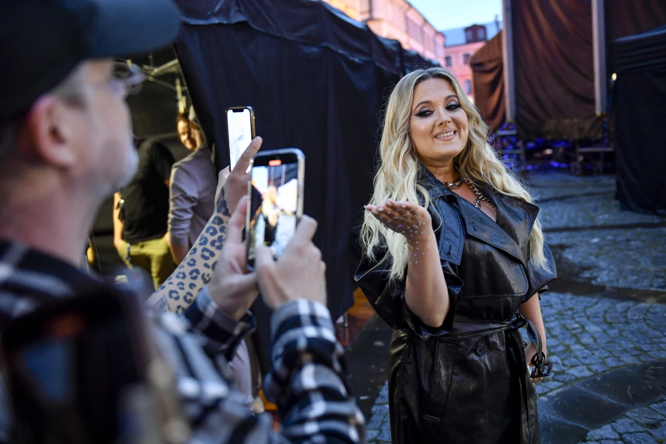 Wokalistka podziękowała za współpracę swojemu zespołowi beauty: Grażynie Rzeczkowskiej (make up) i Patrykowi Domańskiemu (fryzury) oraz projektantowi Kamilowi Moszczyńskiemu.