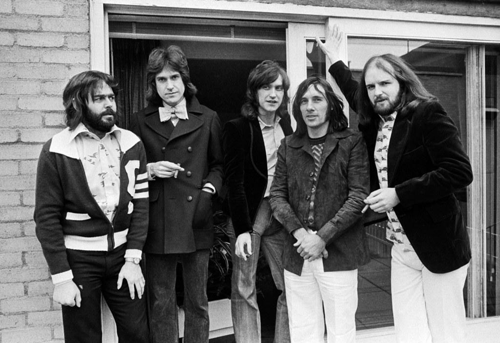 The Kinks w połowie lat 70. - od lewej:  John Dalton, Ray Davies, Dave Davies, Mick Avory i John Gosling