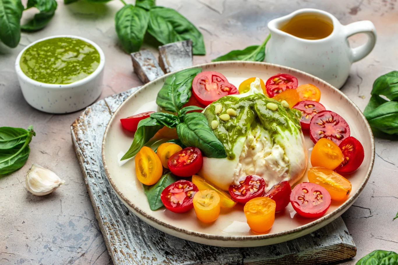 Sałatkę możesz wzbogacić domowym pesto