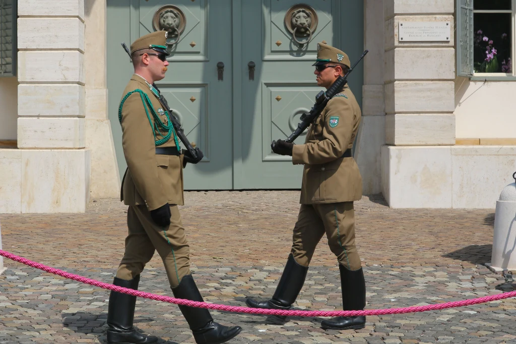 Węgry wciąż z najwyższą w UE inflacją. Na zdj. straż przed rezydencją Viktora Orbana w Budapeszcie