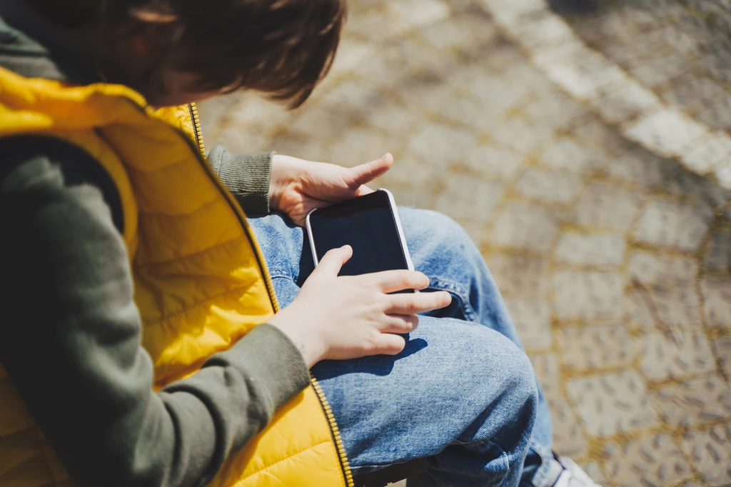 Google Family Link to najbardziej popularna i darmowa aplikacja do kontroli rodzicielskiej nad telefonem dziecka. Wymaga instalacji na obu telefonach, jednak proces konfiguracji nie trwa długo.