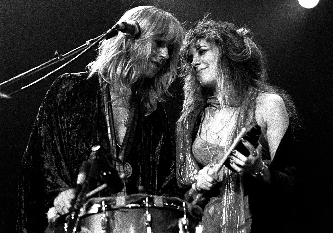 Christine McVie i Stevie Nicks z Fleetwood Mac w 1977 roku Christine McVie i Stevie Nicks z Fleetwood Mac w 1977 roku