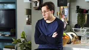 Kajtek (Jakub Dmochowski) ma poważny problem, ale okłamuje bliskich, że wszystko jest w porządku
