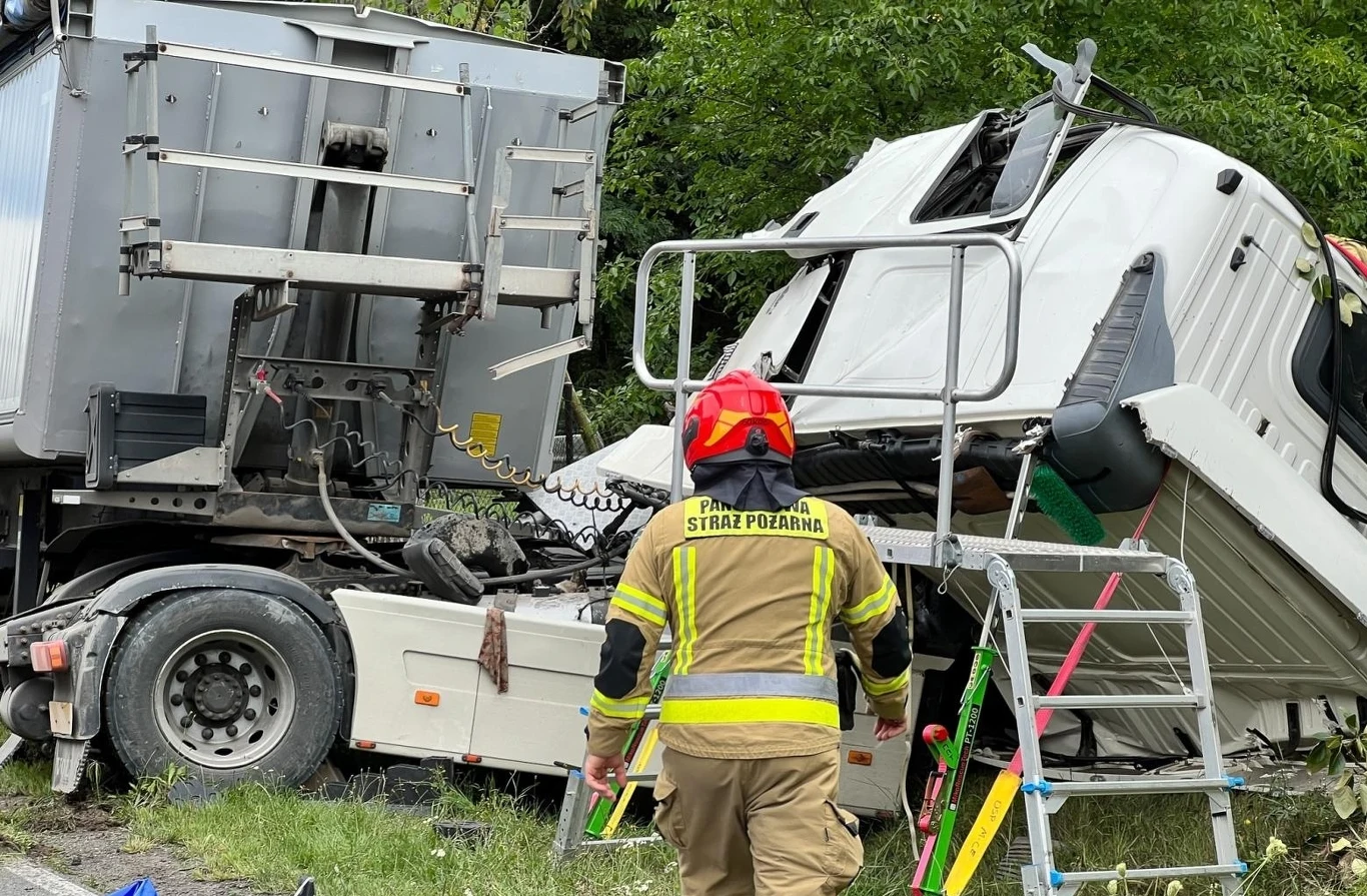 Tak wygląda wystrzał opony w ciężarówce Fot. naszraciborz.pl @Facebook Tak wygląda wystrzał opony w ciężarówce Fot. naszraciborz.pl @Facebook