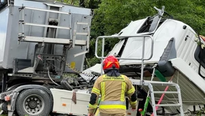 Tak wygląda wystrzał opony w ciężarówce. Kierowca został zakleszczony w kabinie 