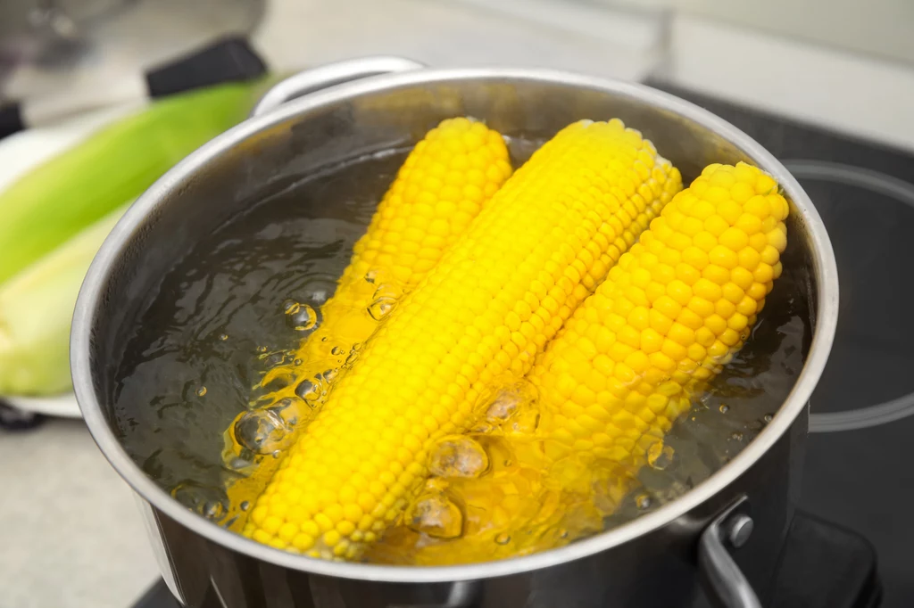 Kukurydzę można ugotować w wodzie, w mleku, na parze bądź też w mikrofali 