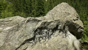 Turyści tworzą graffiti i niszczą zabytki. Co grozi za takie akty wandalizmu?