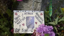 Fani Sinead O'Connor od momentu ogłoszenia informacji o jej śmierci zostawiają swoje listy i przedmioty w hołdzie gwieździe