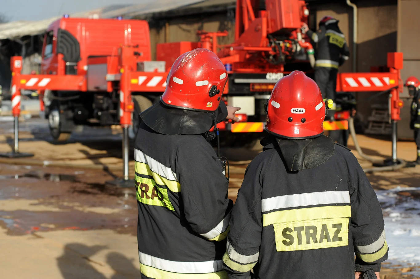 Pożar zakładu w Sulejówku gasi około 80 strażaków, nie ma osób rannych Pożar zakładu w Sulejówku gasi około 80 strażaków, nie ma osób rannych