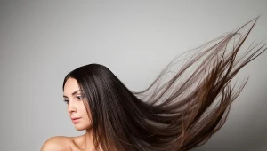 Kosztuje kilka złotych, a działa na włosy jak profesjonalna laminacja. Są gładkie i błyszczące jak lustro