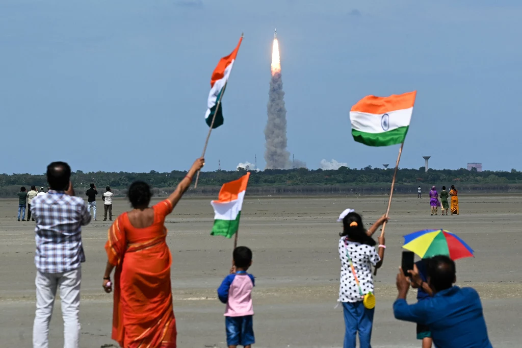  Księżycowa misja Chandrayaan-3. Start rakiety z indyjskiego Centrum Kosmicznego Satish Dhawan w Sriharikota.(14 lipca)