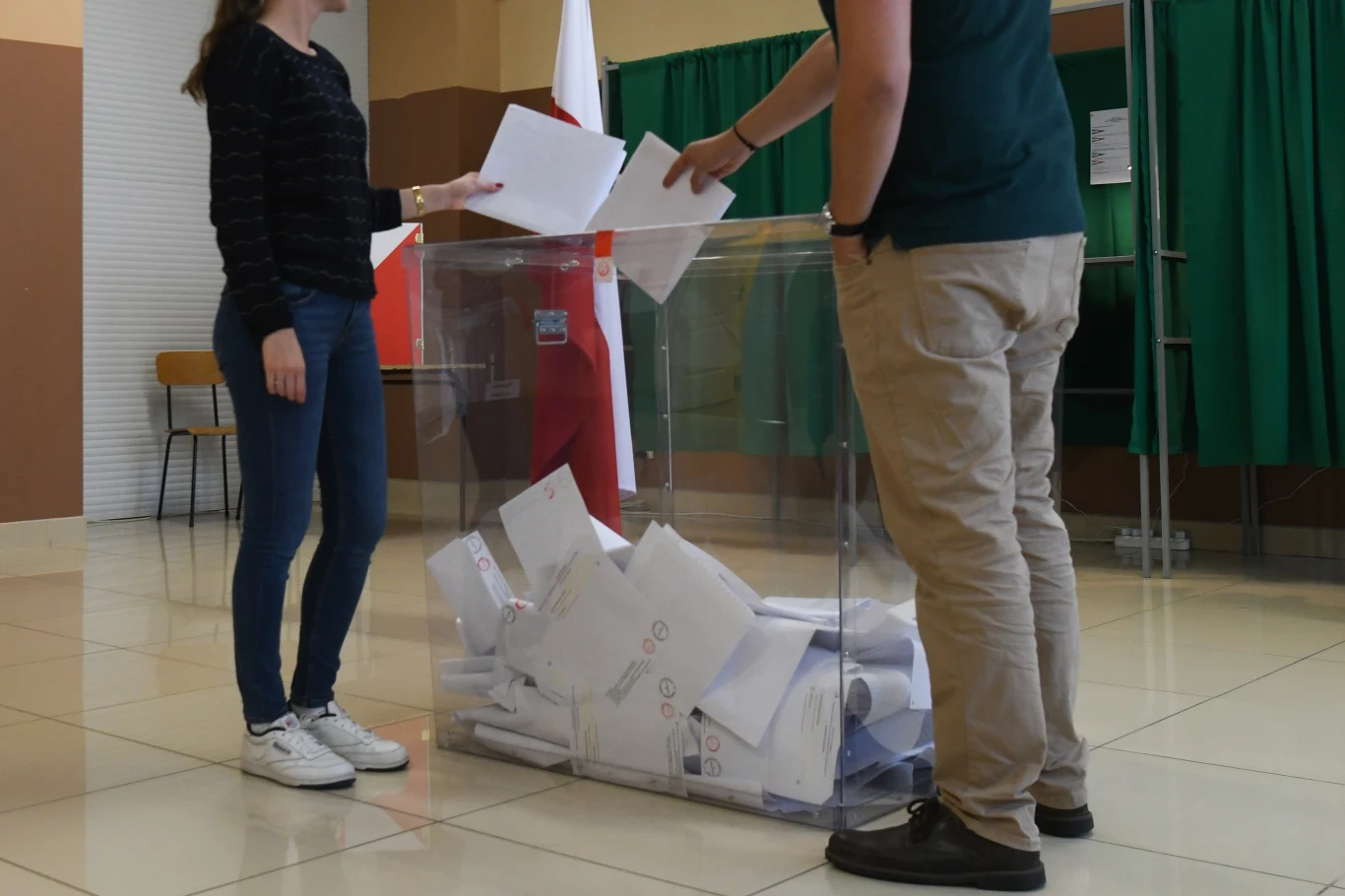 Pojawiły się sygnały, że członkowie niektórych komisji korzystali z tzw. aplikacji Mateckiego podczas wyborów. Pojawiły się sygnały, że członkowie niektórych komisji korzystali z tzw. aplikacji Mateckiego podczas wyborów.