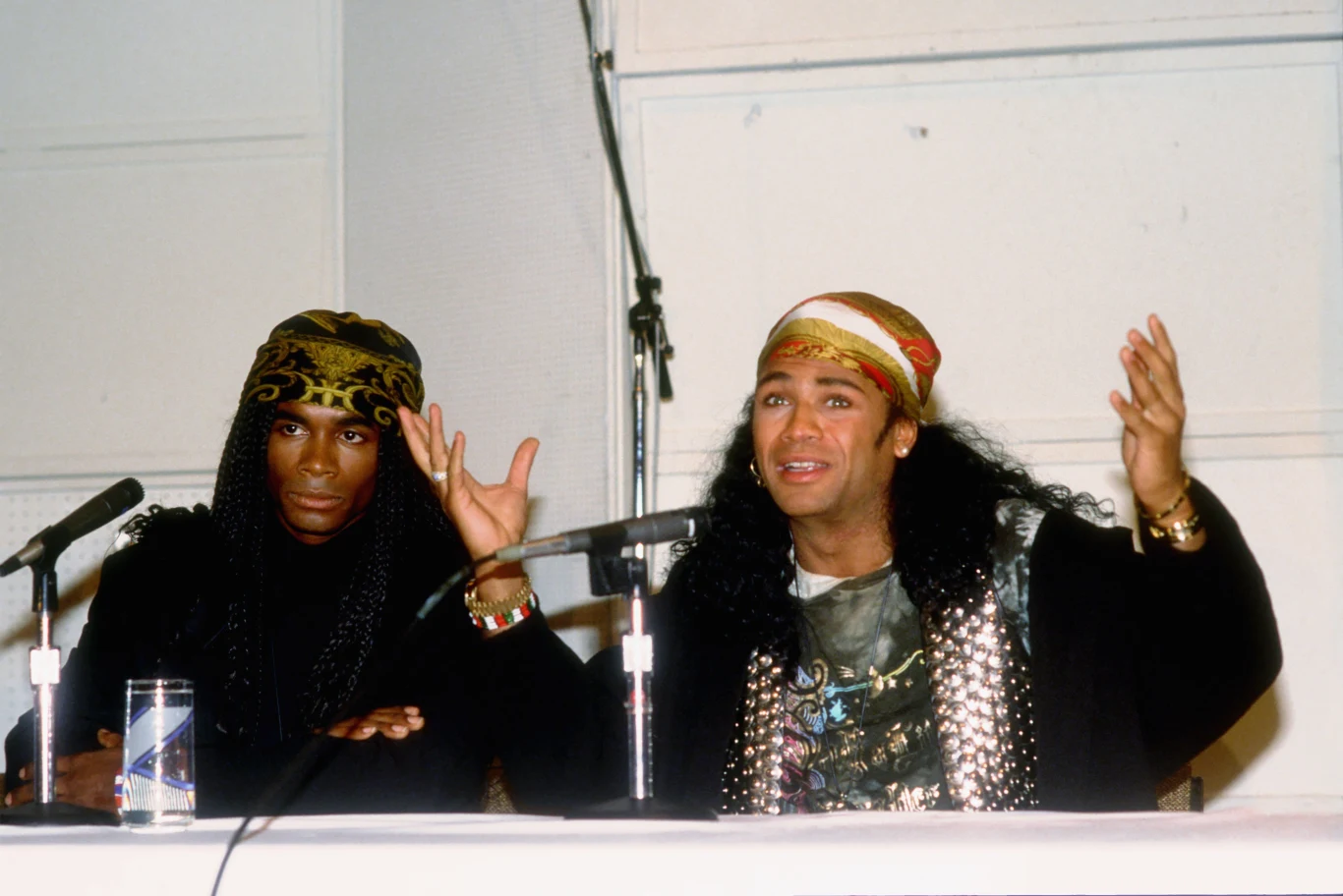 Milli Vanilli podczas ogłaszania, że ich piosenki nie były przez nich śpiewane