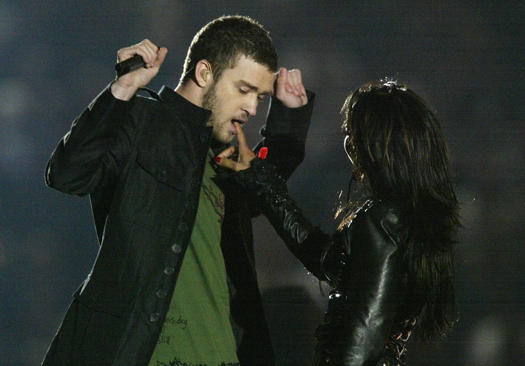 Janet Jackson i Justin Timberlake na scenie podczas niesławnego Super Bowl w 2004 roku