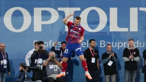 Vladislav Kochergin cieszy się z bramki dla Rakowa Częstochwa