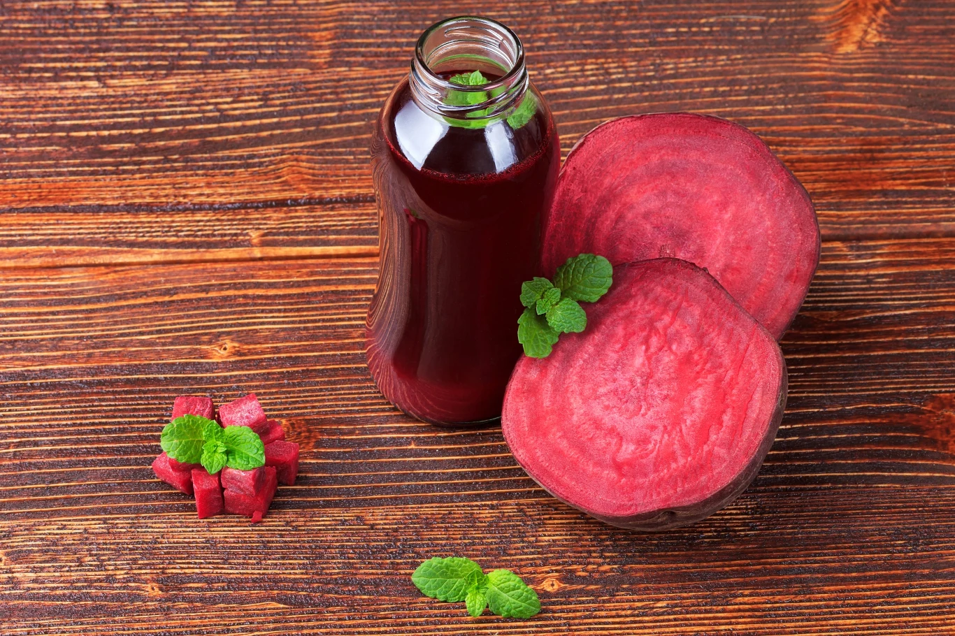 Syrop z buraka jest łatwy w przygotowaniu i skuteczny w działaniu.