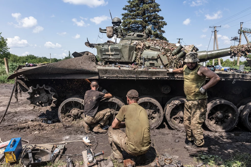 Pracę polskich mechaników spółki PGZ Service Orel można podzielić na trzy poziomy. Na pierwszym są szybkie naprawy, które da się zrobić w warunkach polowych niedaleko miejsca walk. Jeśli uszkodzenia są większe, sprzęt jest naprawiany w ukraińskich zakładach. Najmocniej zniszczone maszyny, które wymagają kompleksowej naprawy są wysyłane do Polski