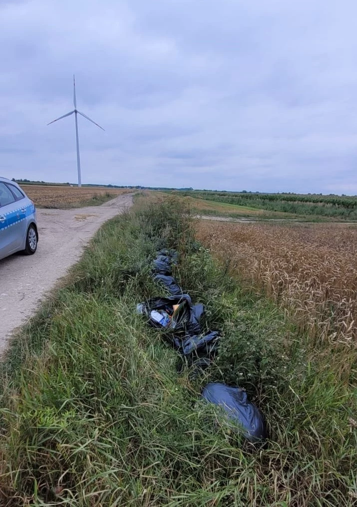 Policjanci już tego samego dnia ustalili, kto wyrzucił śmieci do rowu