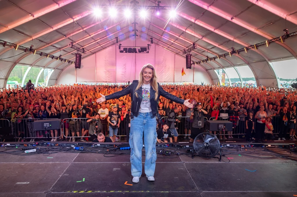 Martyna Wojciechowska z uczestnikami spotkania na ASP podczas Pol'and'Rock Festival 2023