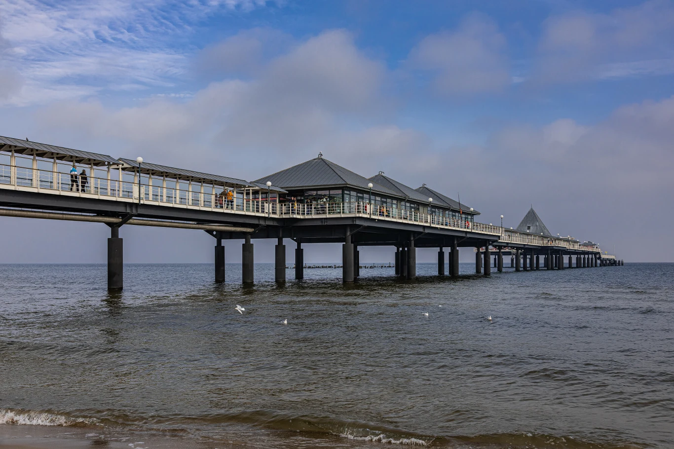Molo w Heringsdorf na wyspie Uznam. Władze niemieckiej gminy mają obawy związane z planami budowy portu kontenerowego w Świnoujściu Molo w Heringsdorf na wyspie Uznam. Władze niemieckiej gminy mają obawy związane z planami budowy portu kontenerowego w Świnoujściu