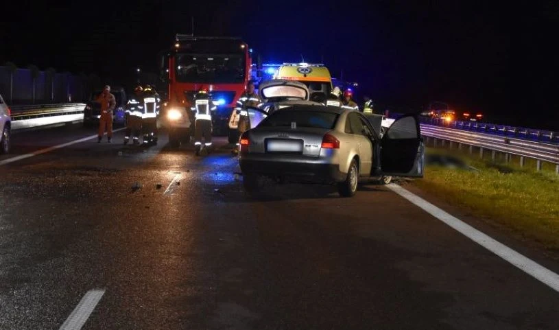 Mimo podjętej reanimacji życia 42-latka nie udało się uratować. 86-latek trafił natomiast do szpitala. Mimo podjętej reanimacji życia 42-latka nie udało się uratować. 86-latek trafił natomiast do szpitala.