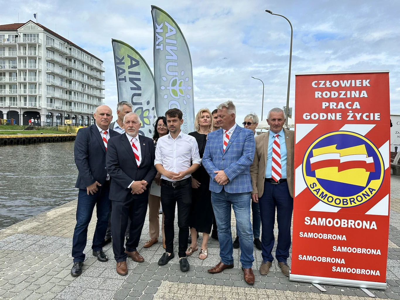 Działacze Samoobrony, w tym Jan Perkowski, z Michałem Kołodziejczakiem z AgroUnii (fot. TT Michała Kołodziejczaka) Działacze Samoobrony, w tym Jan Perkowski, z Michałem Kołodziejczakiem z AgroUnii (fot. TT Michała Kołodziejczaka)