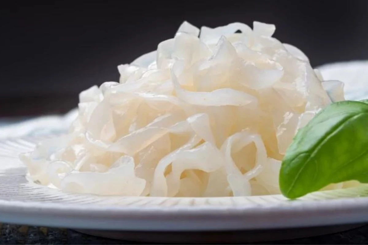 Makaron konjac zawiera jedynie 10 kalorii w 100 gramach i jest bogaty w błonnik