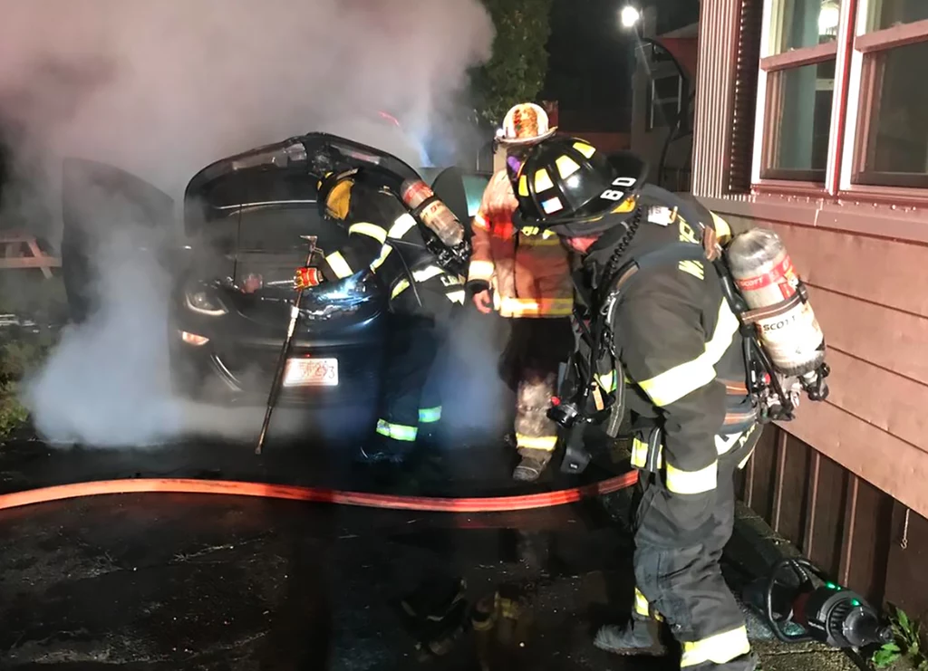 Samochód zgasł ale wkrótce znów się zapalił Fot. Wareham Fire Department @Facebook