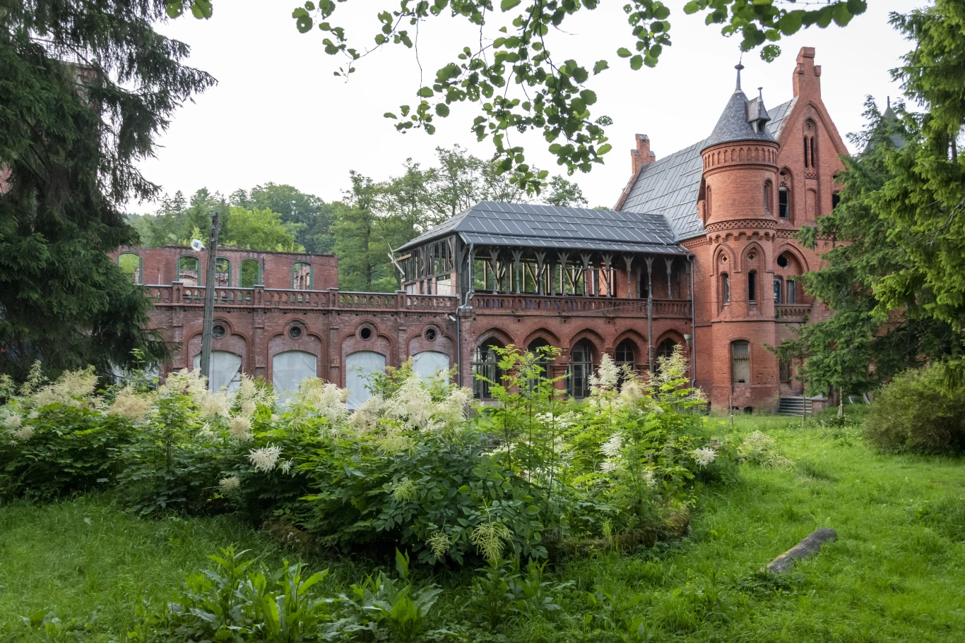 Międzynarodowe Laboratorium Kultury i Archiwum twórczości Krzysztofa Kieślowskiego, dawniej Sanatorium Grunwald. Międzynarodowe Laboratorium Kultury i Archiwum twórczości Krzysztofa Kieślowskiego, dawniej Sanatorium Grunwald.
