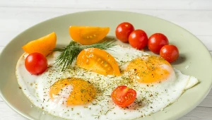 Odchudzające śniadanie wysokobiałkowe zmniejsza napady głodu i insulinooporność. Zobacz, co może zawierać