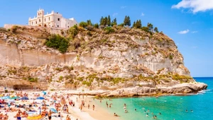 Niedoceniane miejsce na południu Włoch. Słynie z lazurowej wody, pięknych plaż i deseru o smaku cebuli