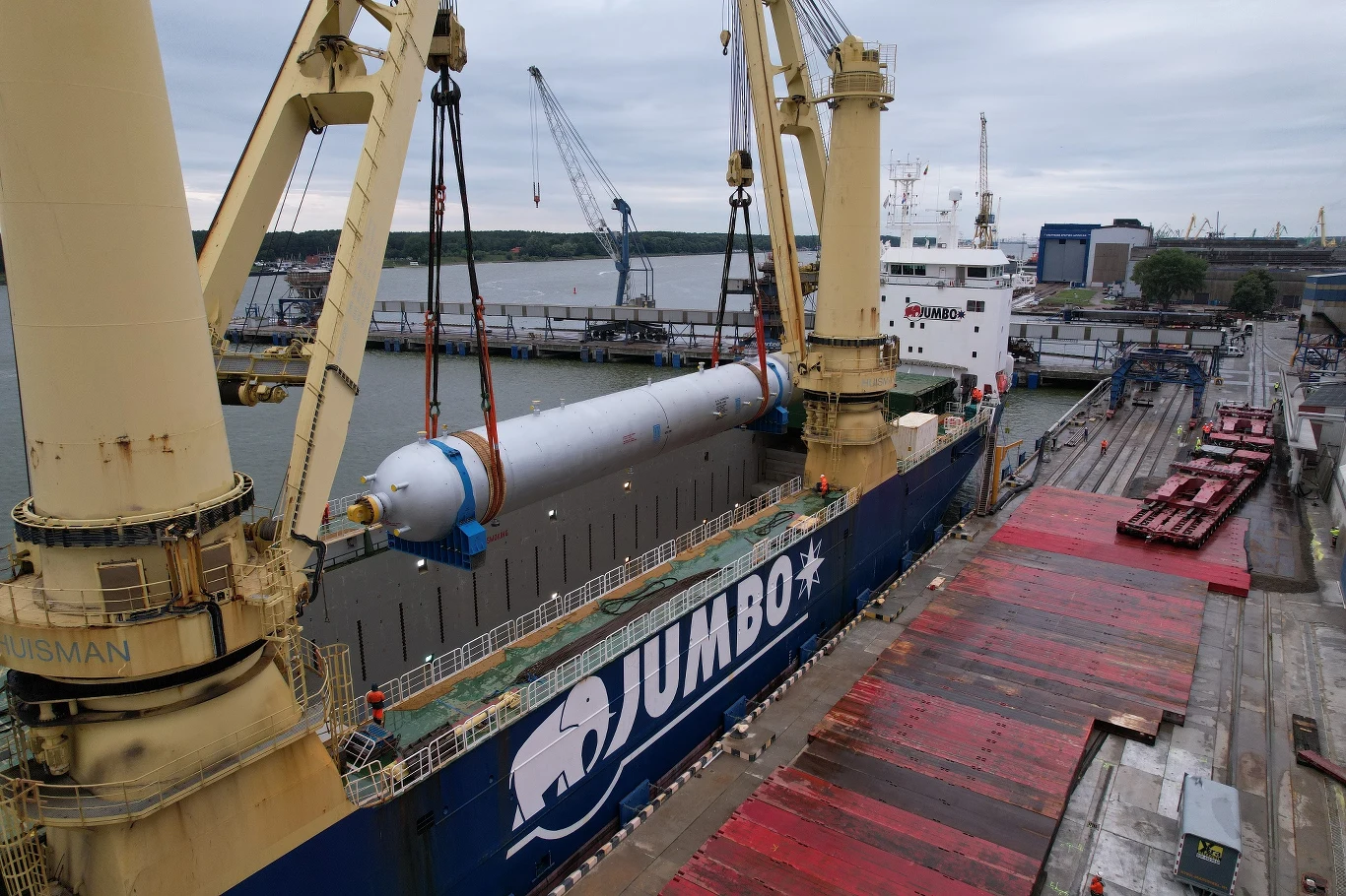Wygląda jak wielka torpeda i waży 1500 ton. Reaktor do pogłębionego przerobu ropy naftowej wyjechał na litewskie drogi. Pokona 145 km / fot. Orlen