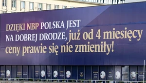 Na budynku NBP zawisł napis, sugerujący, że "od 4 miesięcy ceny prawie się nie zmieniły"